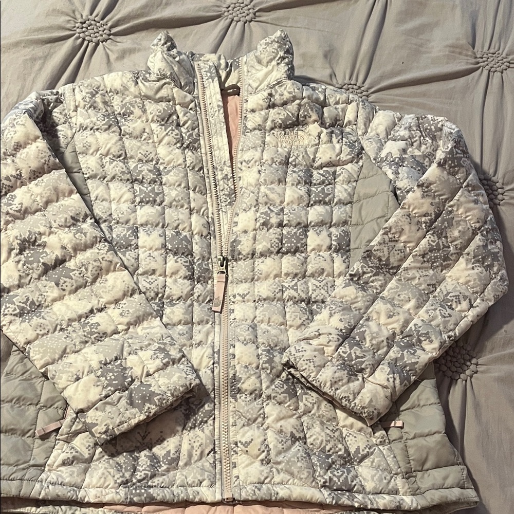 The North Face Women's Quilted Printed Puffer Jacket - Cream & Gray